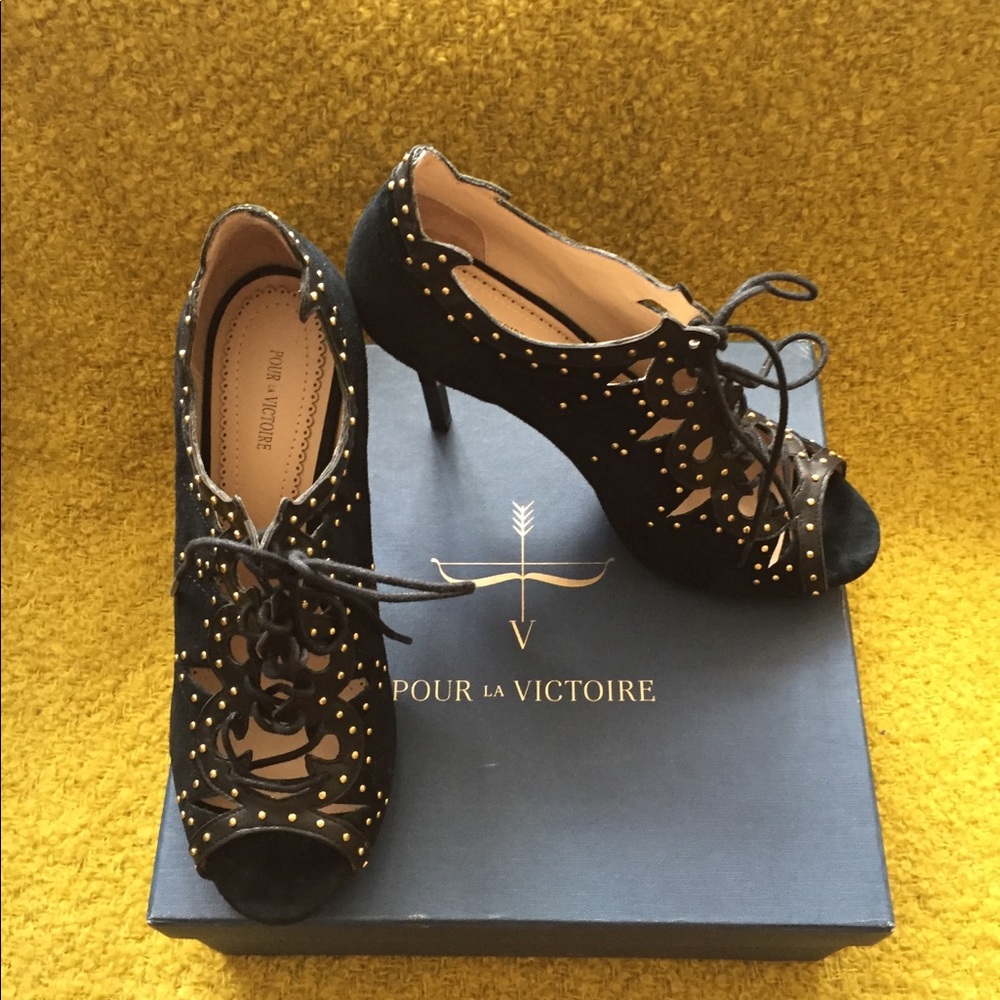 Pour La Victoire Kid Suede Studded Pumps 8.5M